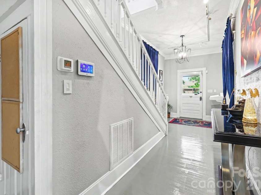 601 College Avenue, Lenoir, NC 28645.  MLS# CAR4402151, YatesRealty ID 35762. 