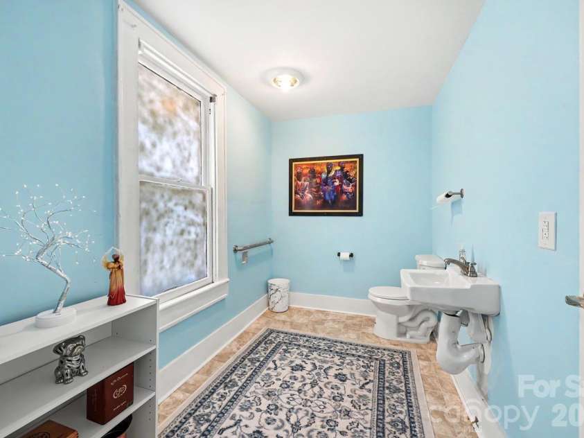 601 College Avenue, Lenoir, NC 28645.  MLS# CAR4402151, YatesRealty ID 35762. 