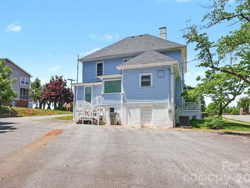 601 College Avenue, Lenoir, NC 28645.  MLS# CAR4402151, YatesRealty ID 35762. 