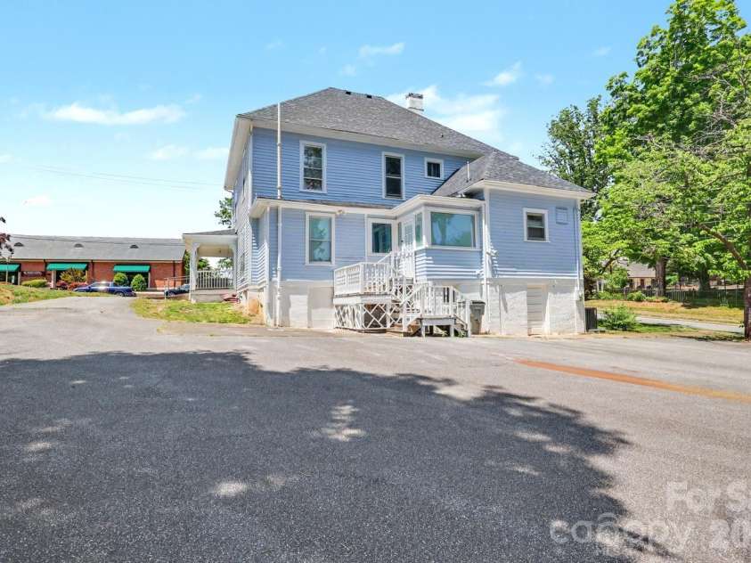 601 College Avenue, Lenoir, NC 28645.  MLS# CAR4402151, YatesRealty ID 35762. 