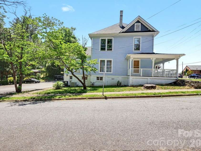 601 College Avenue, Lenoir, NC 28645.  MLS# CAR4402151, YatesRealty ID 35762. 