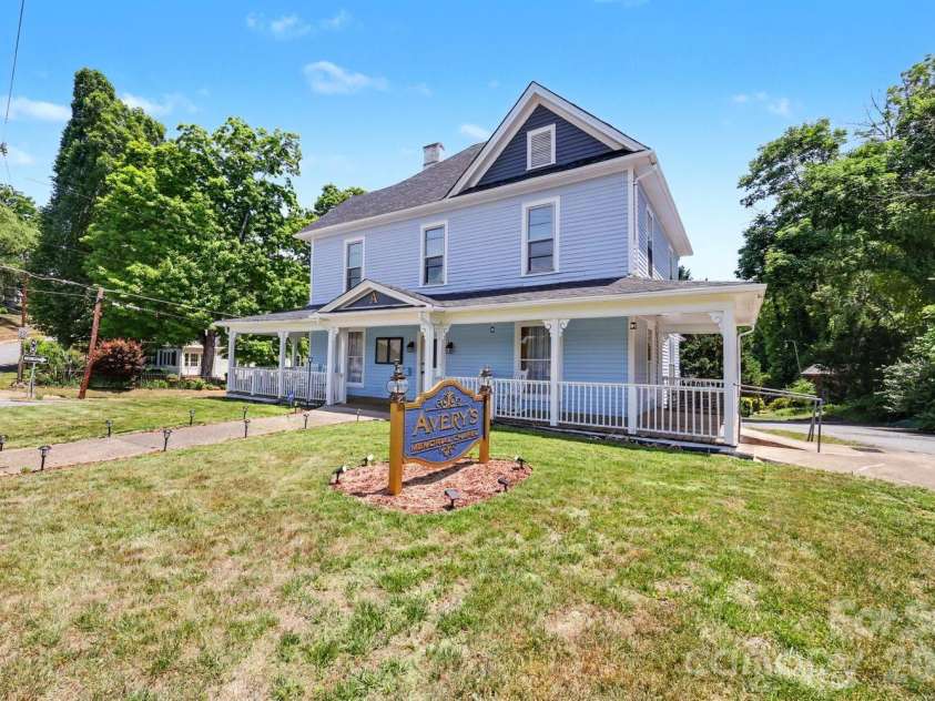 601 College Avenue, Lenoir, NC 28645.  MLS# CAR4402151, YatesRealty ID 35762. 