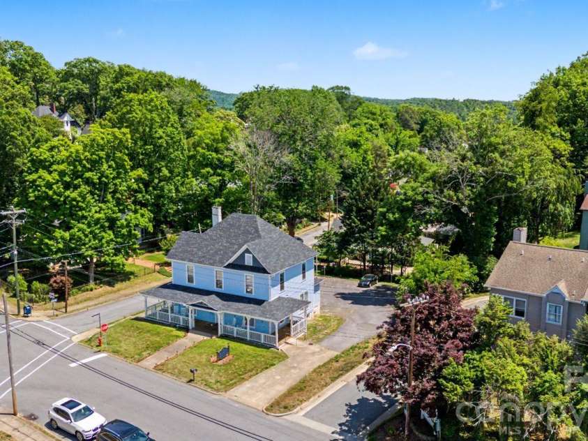 601 College Avenue, Lenoir, NC 28645.  MLS# CAR4402151, YatesRealty ID 35762. 