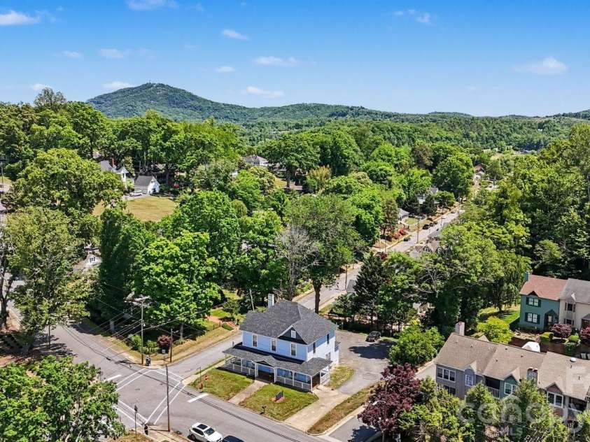 601 College Avenue, Lenoir, NC 28645.  MLS# CAR4402151, YatesRealty ID 35762. 