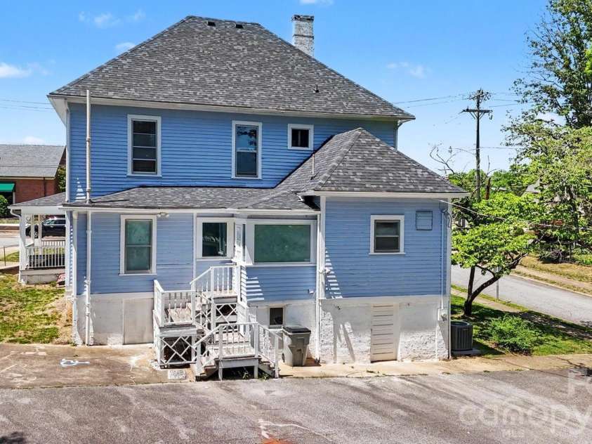 601 College Avenue, Lenoir, NC 28645.  MLS# CAR4402151, YatesRealty ID 35762. 
