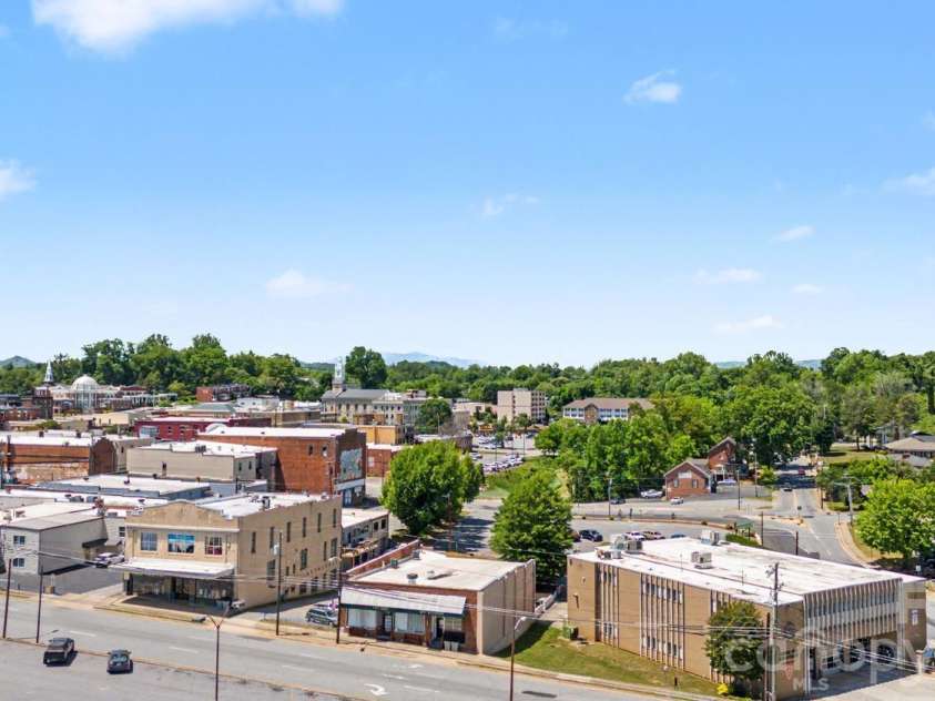 601 College Avenue, Lenoir, NC 28645.  MLS# CAR4402151, YatesRealty ID 35762. 