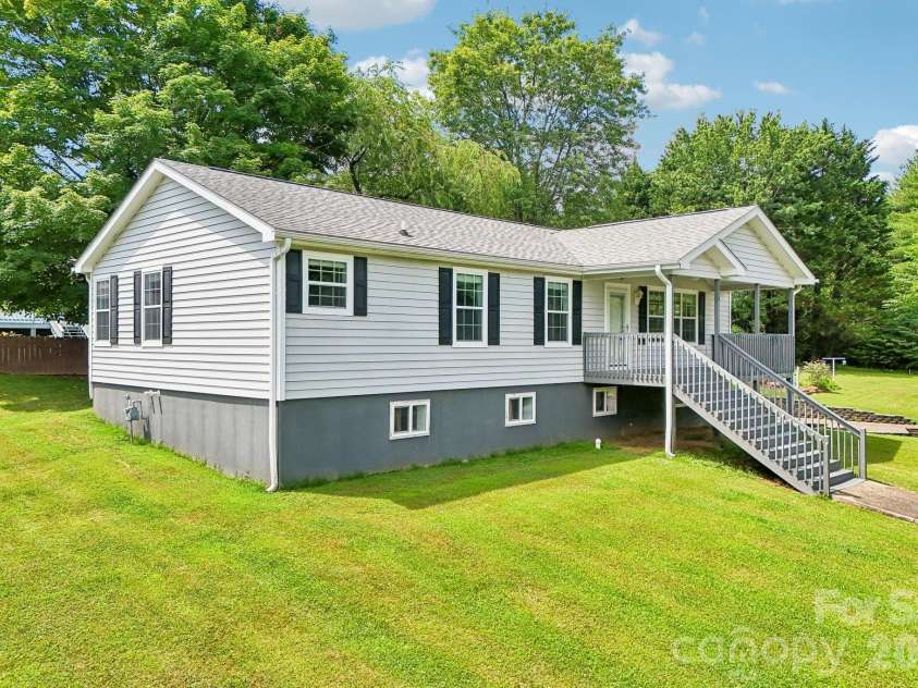 119 Meadow Lane, Horse Shoe, NC 28742.  MLS# CAR4401605, YatesRealty ID 35773. 