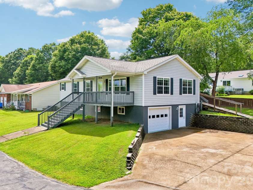 119 Meadow Lane, Horse Shoe, NC 28742.  MLS# CAR4401605, YatesRealty ID 35773. 