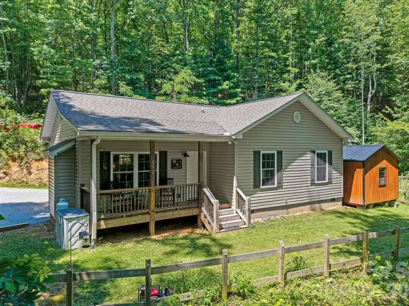 62 Robin Lane, Waynesville, NC 28786.  MLS# CAR4401765, YatesRealty ID 35775. 