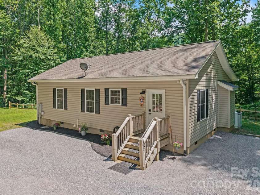 62 Robin Lane, Waynesville, NC 28786.  MLS# CAR4401765, YatesRealty ID 35775. 