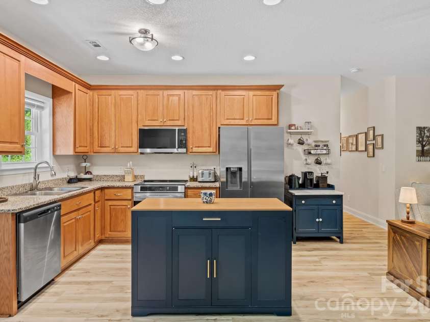 62 Robin Lane, Waynesville, NC 28786.  MLS# CAR4401765, YatesRealty ID 35775. 