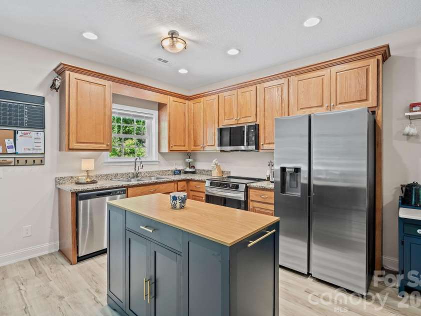 62 Robin Lane, Waynesville, NC 28786.  MLS# CAR4401765, YatesRealty ID 35775. 