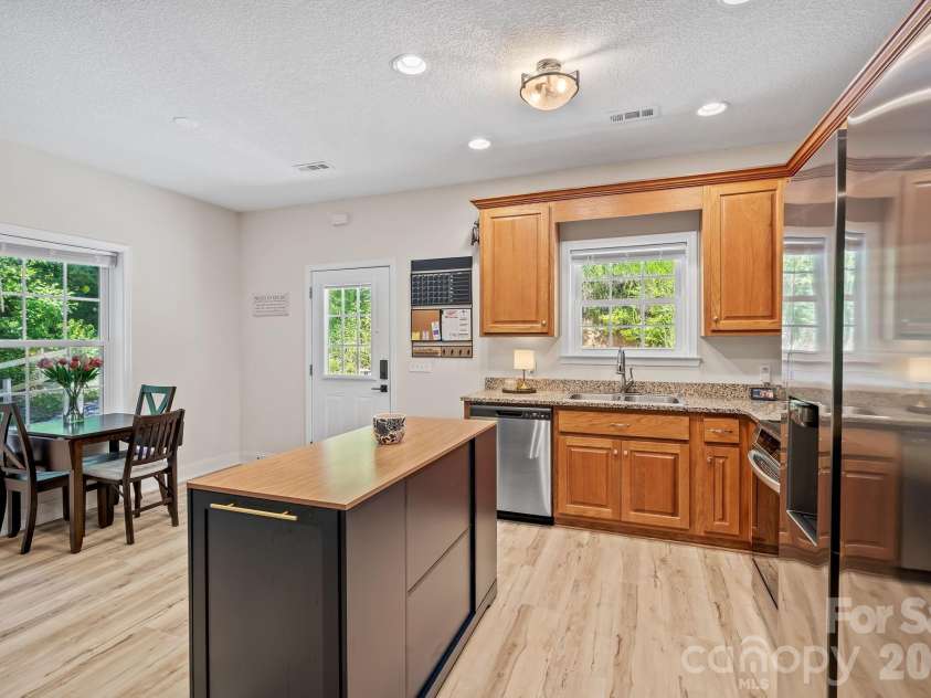 62 Robin Lane, Waynesville, NC 28786.  MLS# CAR4401765, YatesRealty ID 35775. 
