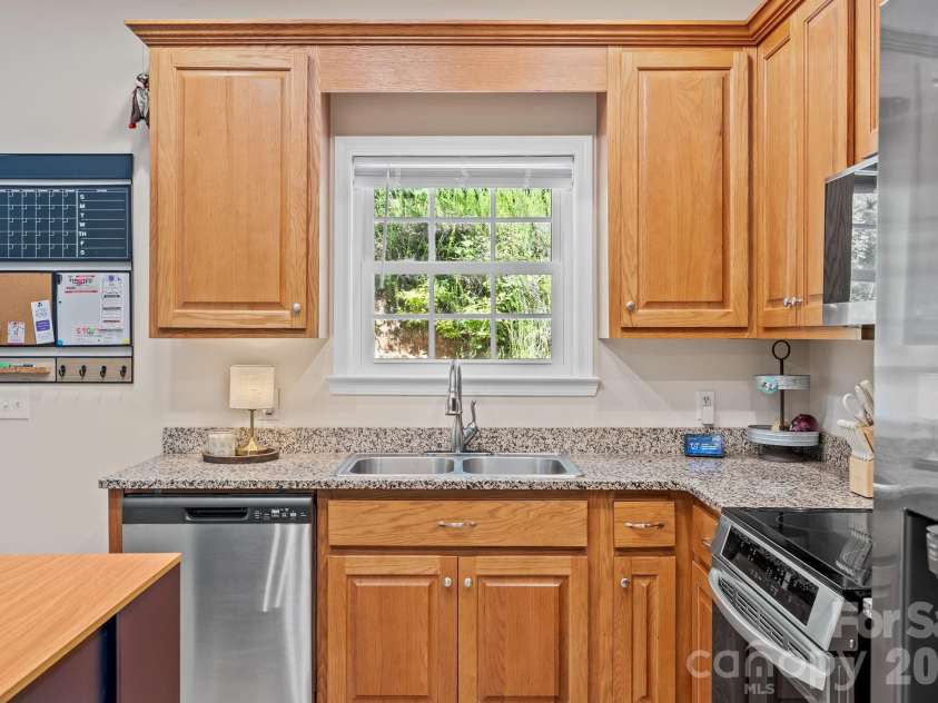 62 Robin Lane, Waynesville, NC 28786.  MLS# CAR4401765, YatesRealty ID 35775. 