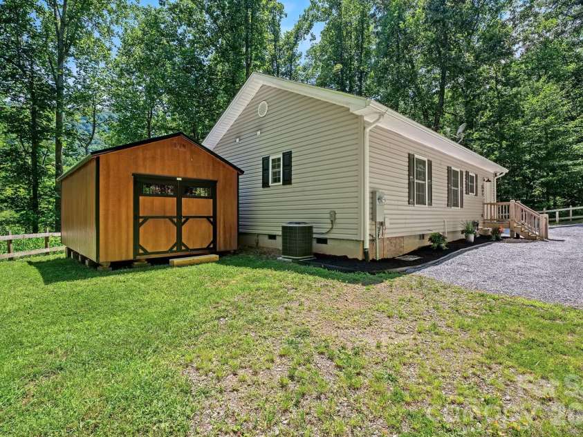 62 Robin Lane, Waynesville, NC 28786.  MLS# CAR4401765, YatesRealty ID 35775. 