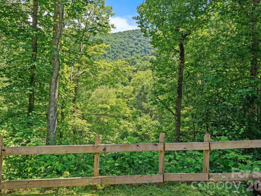 62 Robin Lane, Waynesville, NC 28786.  MLS# CAR4401765, YatesRealty ID 35775. 