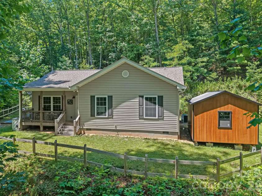 62 Robin Lane, Waynesville, NC 28786.  MLS# CAR4401765, YatesRealty ID 35775. 