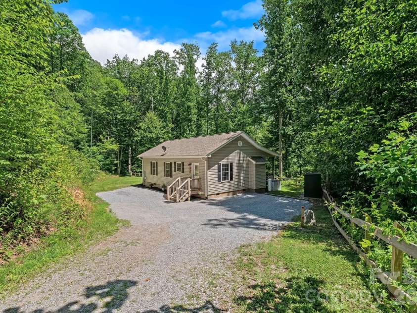 62 Robin Lane, Waynesville, NC 28786.  MLS# CAR4401765, YatesRealty ID 35775. 
