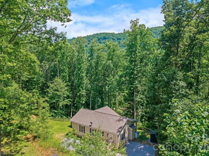 62 Robin Lane, Waynesville, NC 28786.  MLS# CAR4401765, YatesRealty ID 35775. 