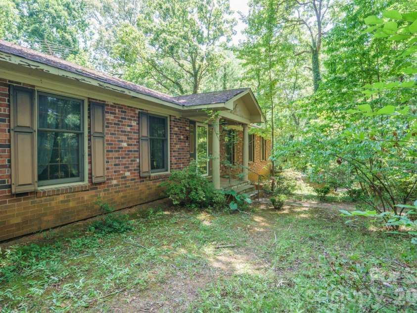 1729 Brentwood Drive, Newton, NC 28658.  MLS# CAR4402196, YatesRealty ID 35778. 