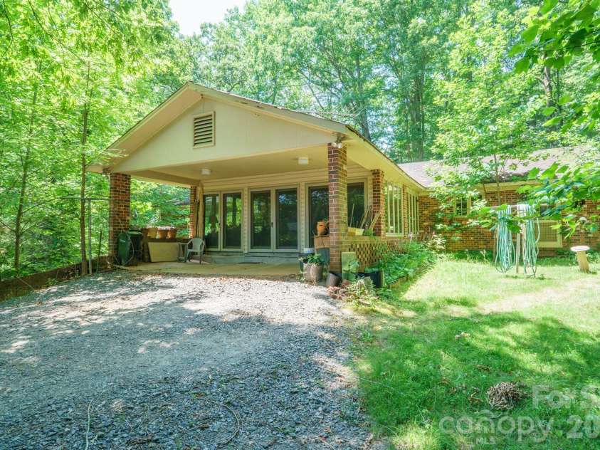 1729 Brentwood Drive, Newton, NC 28658.  MLS# CAR4402196, YatesRealty ID 35778. 