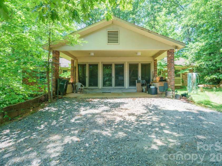 1729 Brentwood Drive, Newton, NC 28658.  MLS# CAR4402196, YatesRealty ID 35778. 