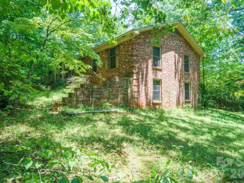 1729 Brentwood Drive, Newton, NC 28658.  MLS# CAR4402196, YatesRealty ID 35778. 