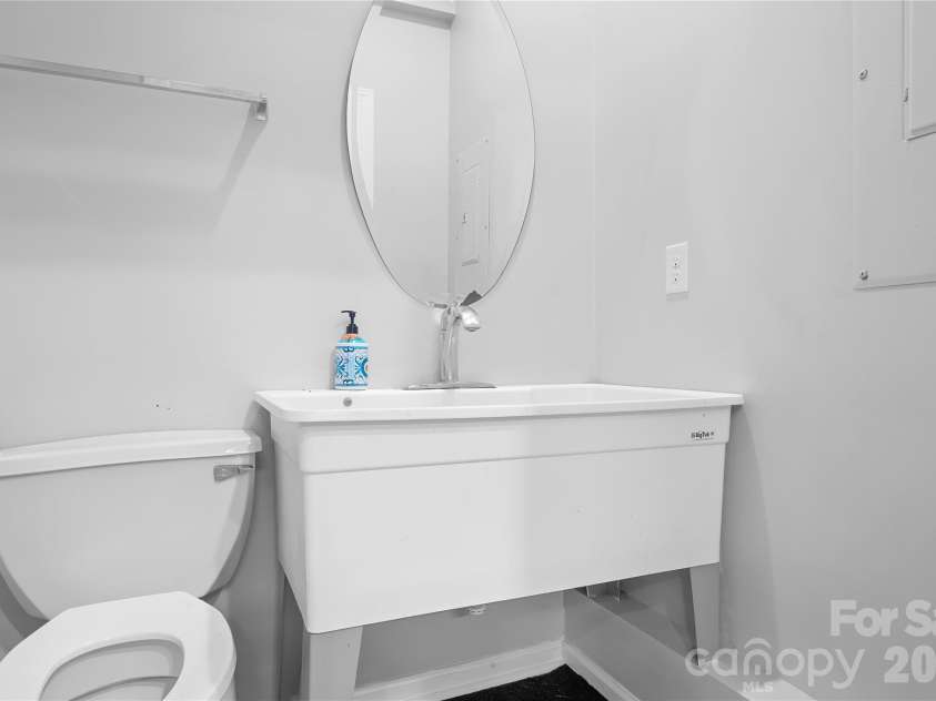 14661 Greenpoint Lane, Huntersville, NC 28078.  MLS# CAR4401890, YatesRealty ID 35779. Half bath in garage