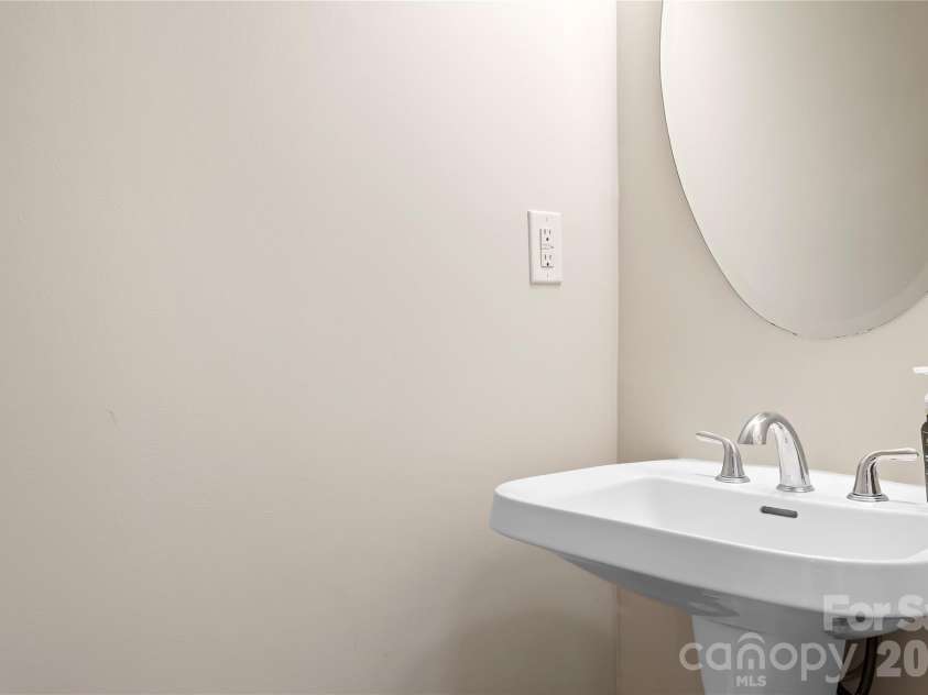 14661 Greenpoint Lane, Huntersville, NC 28078.  MLS# CAR4401890, YatesRealty ID 35779. Main floor powder room