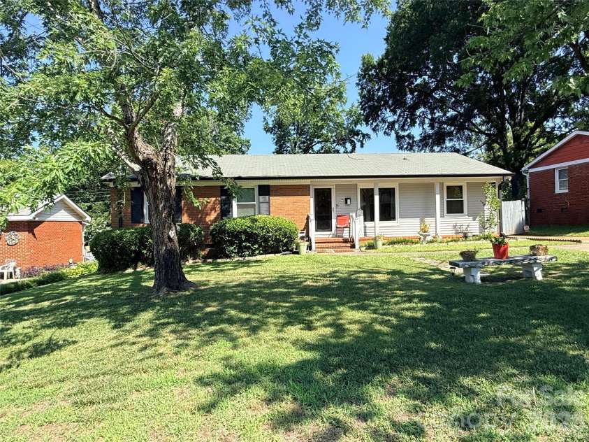 3626 Seaman Drive, Charlotte, NC 28217.  MLS# CAR4402104, YatesRealty ID 35780. 1-story Brick Ranch