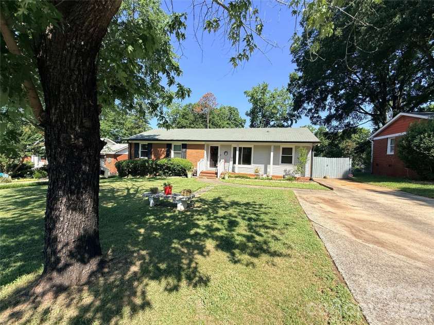3626 Seaman Drive, Charlotte, NC 28217.  MLS# CAR4402104, YatesRealty ID 35780. Long driveway provides ample parking space