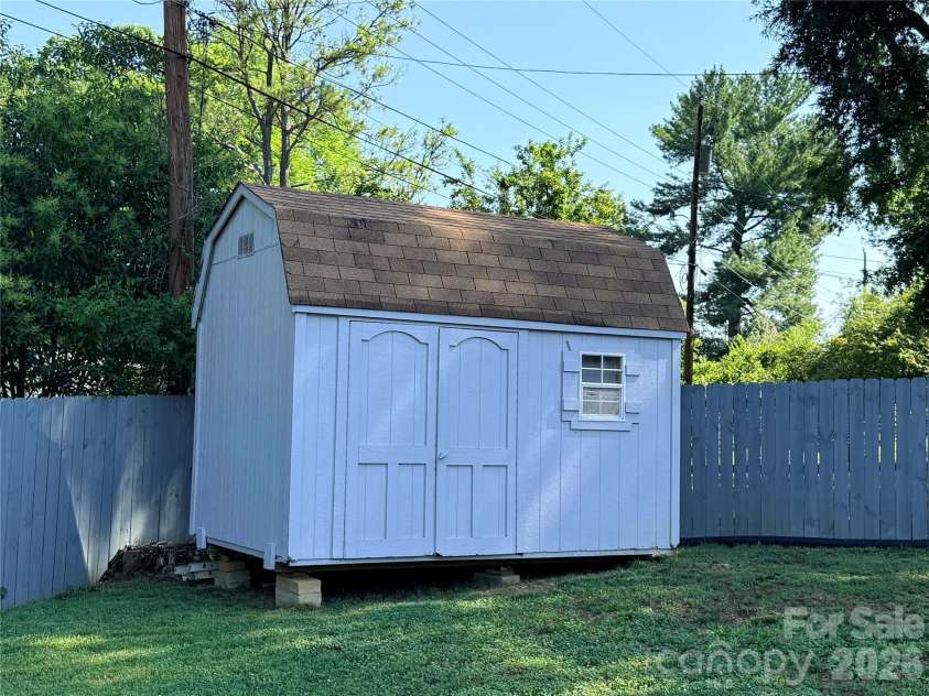3626 Seaman Drive, Charlotte, NC 28217.  MLS# CAR4402104, YatesRealty ID 35780. Spacious storage unit