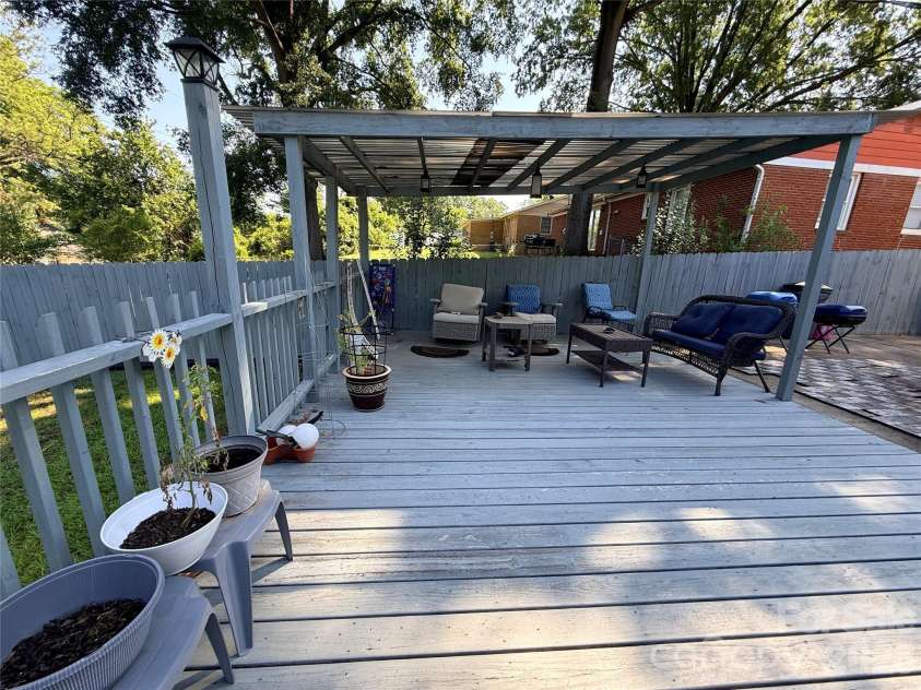 3626 Seaman Drive, Charlotte, NC 28217.  MLS# CAR4402104, YatesRealty ID 35780. The perfect entertaining space