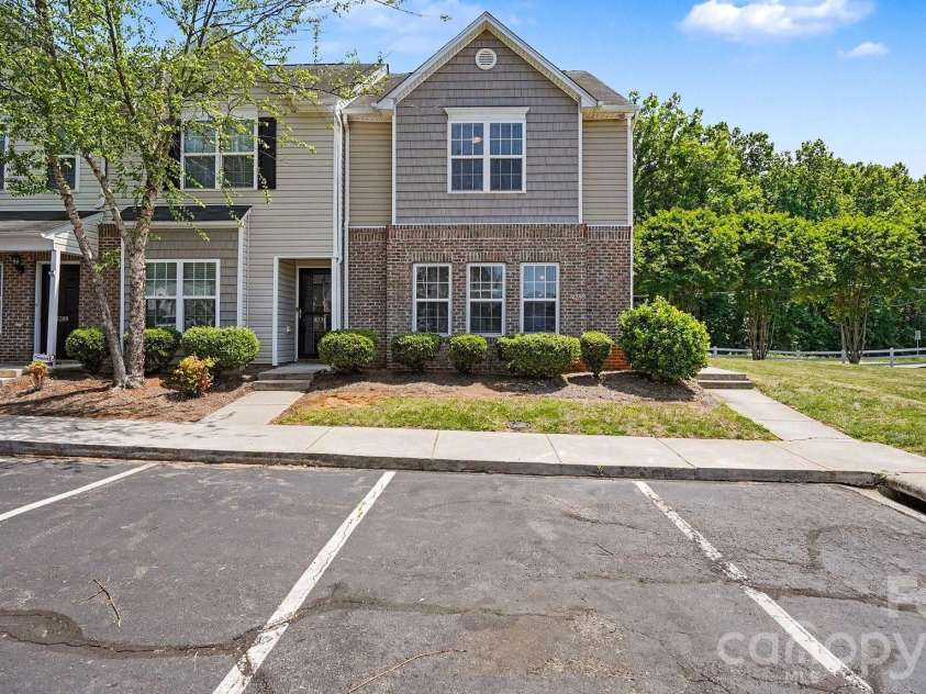 4293 Youngstown Drive, Greensboro, NC 27405.  MLS# CAR4402176, YatesRealty ID 35781. 