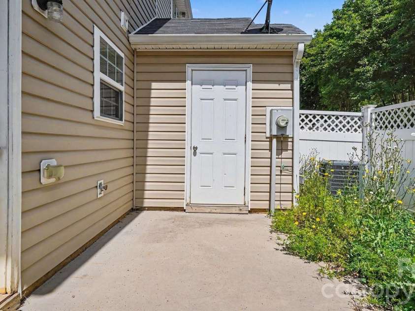 4293 Youngstown Drive, Greensboro, NC 27405.  MLS# CAR4402176, YatesRealty ID 35781. 