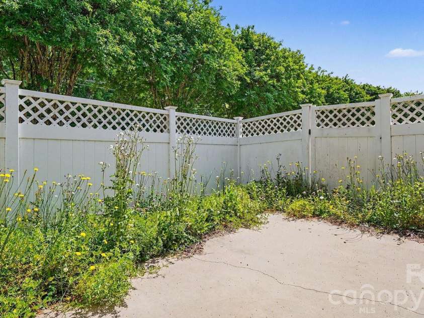 4293 Youngstown Drive, Greensboro, NC 27405.  MLS# CAR4402176, YatesRealty ID 35781. 