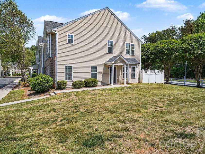 4293 Youngstown Drive, Greensboro, NC 27405.  MLS# CAR4402176, YatesRealty ID 35781. 