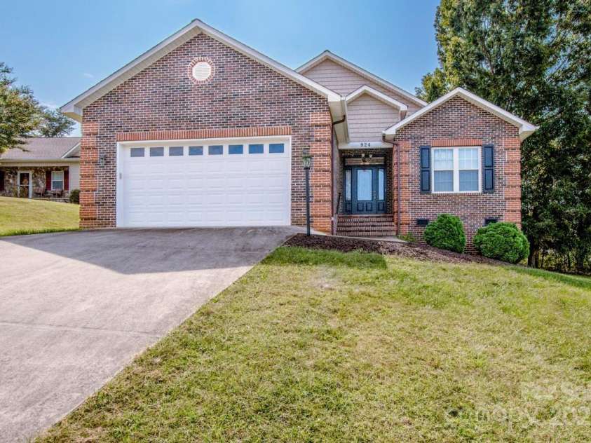 924 41st Avenue Drive, Hickory, NC 28601.  MLS# CAR4304587, YatesRealty ID 35781. 