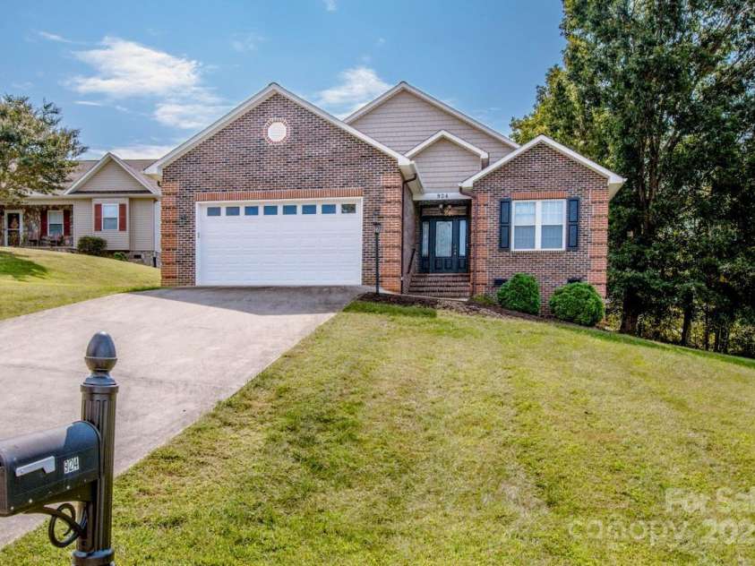 924 41st Avenue Drive, Hickory, NC 28601.  MLS# CAR4304587, YatesRealty ID 35781. 