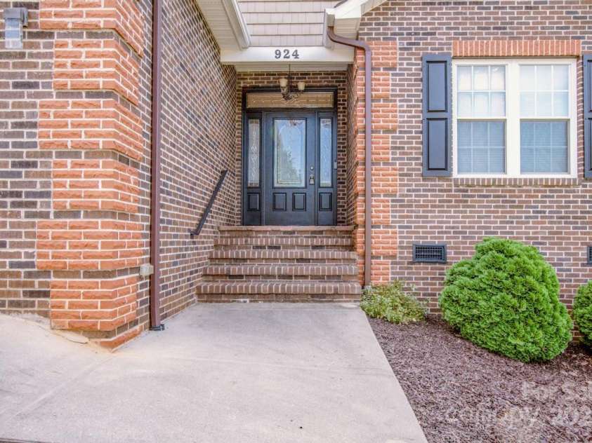 924 41st Avenue Drive, Hickory, NC 28601.  MLS# CAR4304587, YatesRealty ID 35781. 