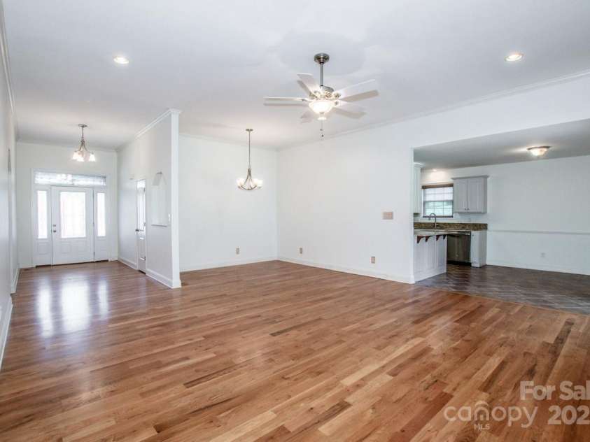 924 41st Avenue Drive, Hickory, NC 28601.  MLS# CAR4304587, YatesRealty ID 35781. 