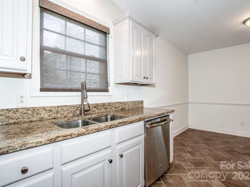 924 41st Avenue Drive, Hickory, NC 28601.  MLS# CAR4304587, YatesRealty ID 35781. 