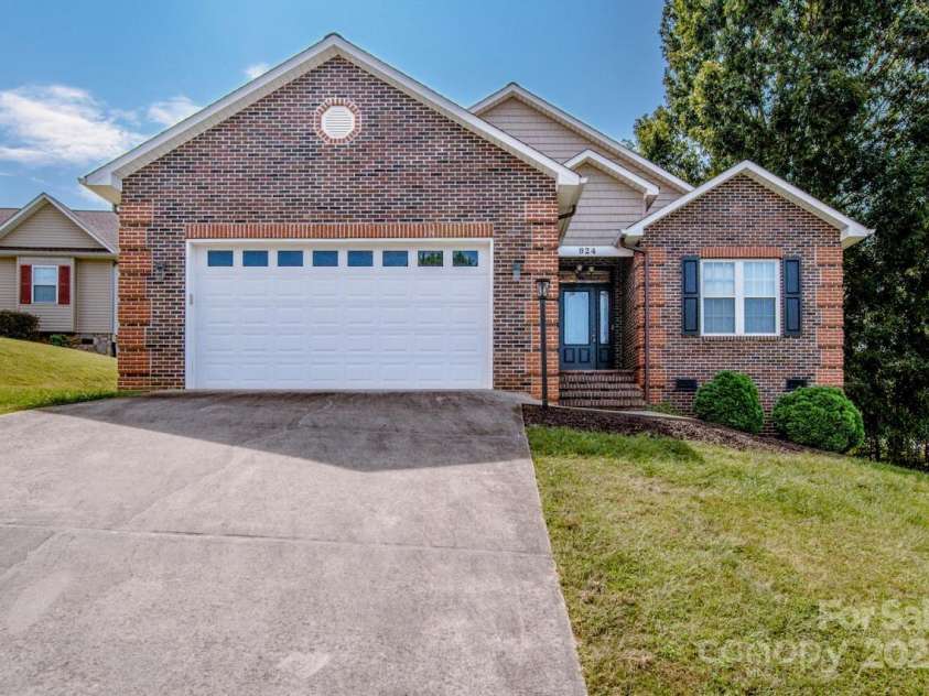 924 41st Avenue Drive, Hickory, NC 28601.  MLS# CAR4304587, YatesRealty ID 35781. 
