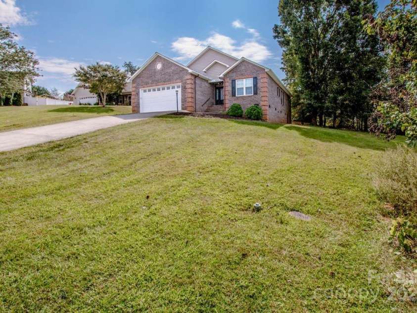 924 41st Avenue Drive, Hickory, NC 28601.  MLS# CAR4304587, YatesRealty ID 35781. 
