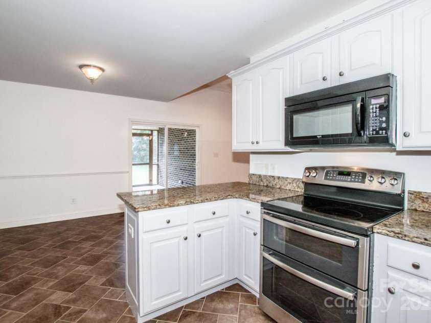 924 41st Avenue Drive, Hickory, NC 28601.  MLS# CAR4304587, YatesRealty ID 35781. 