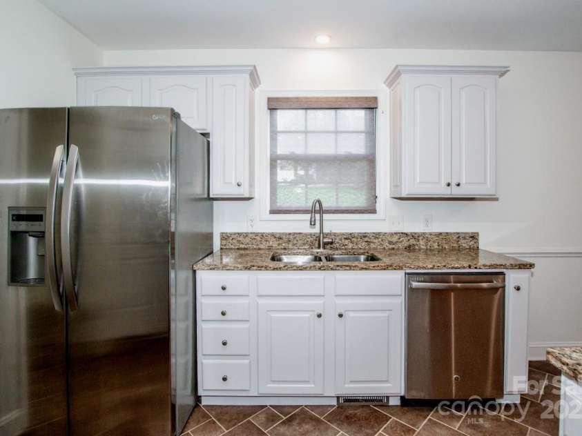 924 41st Avenue Drive, Hickory, NC 28601.  MLS# CAR4304587, YatesRealty ID 35781. 