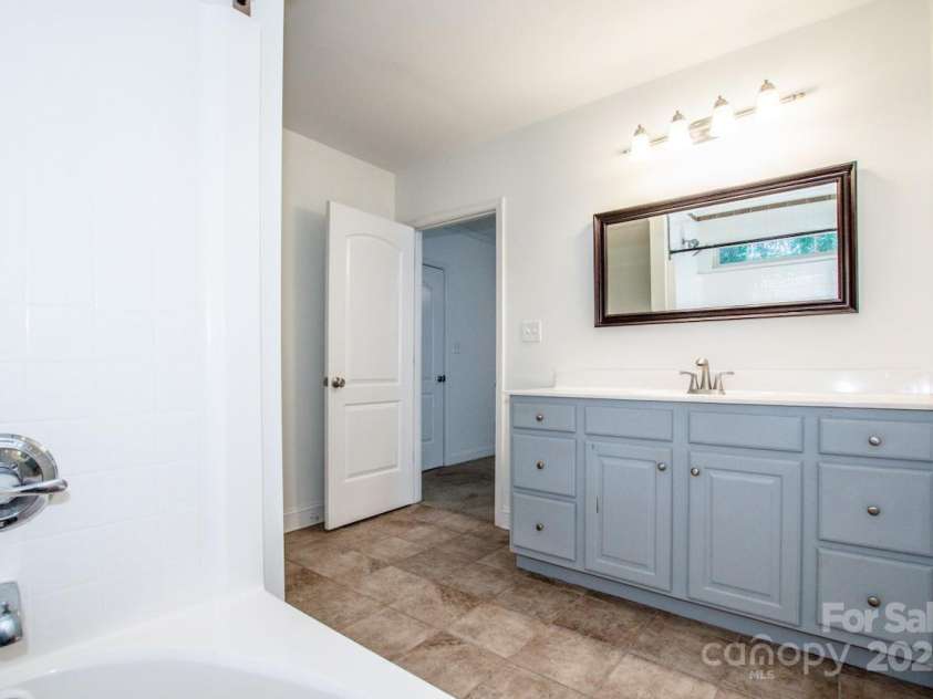 924 41st Avenue Drive, Hickory, NC 28601.  MLS# CAR4304587, YatesRealty ID 35781. 