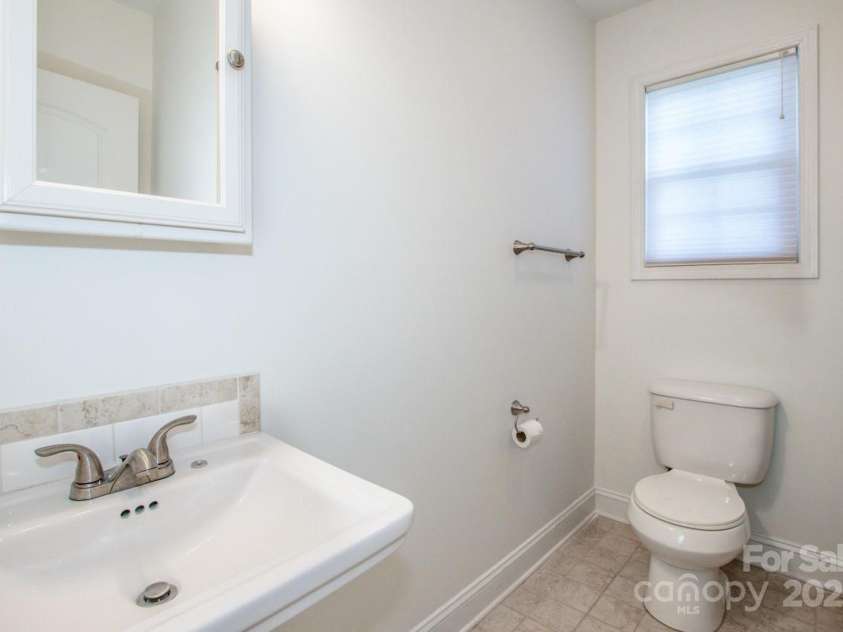 924 41st Avenue Drive, Hickory, NC 28601.  MLS# CAR4304587, YatesRealty ID 35781. 