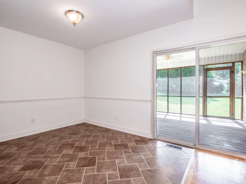 924 41st Avenue Drive, Hickory, NC 28601.  MLS# CAR4304587, YatesRealty ID 35781. Eat-in Kitchen