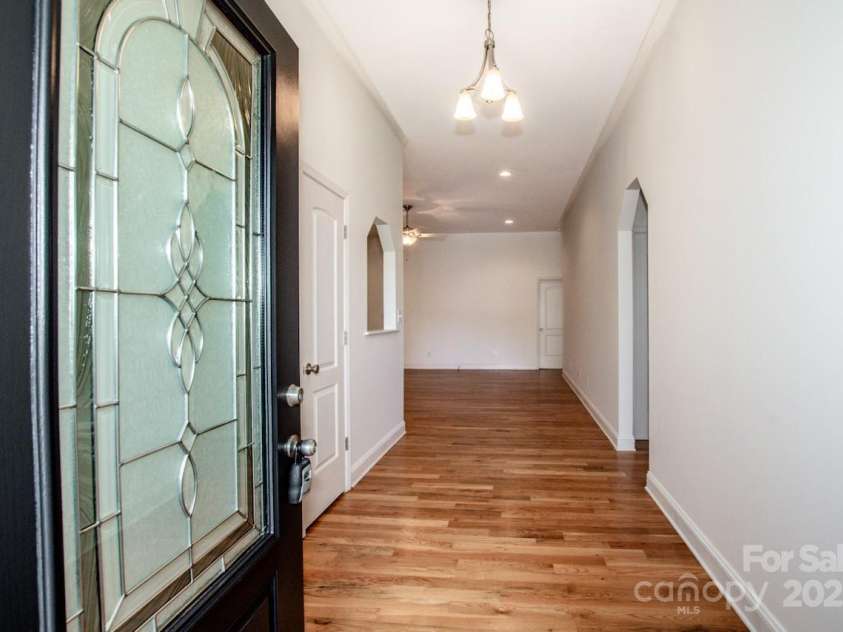 924 41st Avenue Drive, Hickory, NC 28601.  MLS# CAR4304587, YatesRealty ID 35781. Entryway